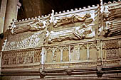 Monastero di Poblet tombe reali nella chiesa, lato sud.